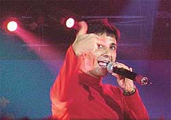 Sukhwinder sings at �Seagram�s Imperial Blue Sukhwinder Live� concert in Megnate Resorts