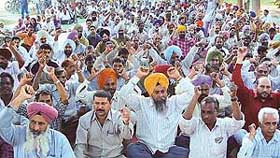 UT and MC employees hold a rally in Chandigarh on Monday