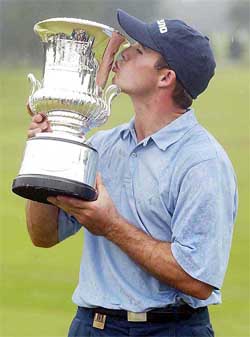 Jonathan Byrd kisses his trophy after winning the Buick Challenge in Pine Mountain, Gaon
