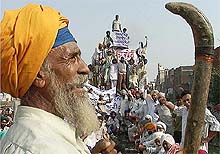 Farmers raise anti-government slogans