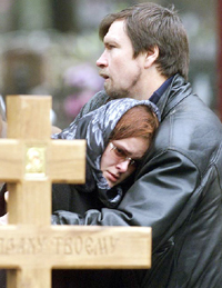 Relatives of Alexei Bochkov who died during the Moscow theatre hostage-taking incident, grieve during his funeral
