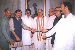 Independent MLAs submit a memorandum to Uttar Pradesh Governor