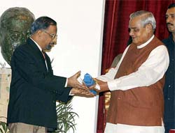 Prime Minister Atal Behari Vajpayee gives away the Indian Nuclear Society Premier Year Award
