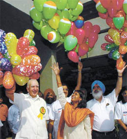 Cine actress Nandita Das and president emeritus of HelpAge India M. M. Sabharwal releasing balloons