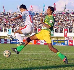 Players from Manipur and Tamil Nadu in action