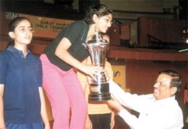 Neha Aggarwal receiving the Surjit Kaur Table Tennis trophy