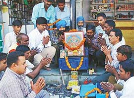 Followers of Lord Vishwakarma offer prayers 