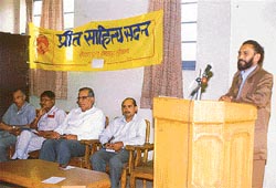 Gopal Krishan Sharma Ferozpuri addresses audience at a sahityak goshti and kavi darbar held in the Arya College for Boys
