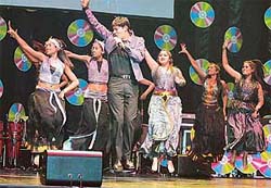 Punjabi singer Jassi performs at the Bollywood Music 2002 Awards at Manhatten Center in New York on Saturday