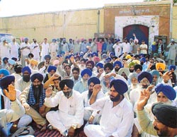 Akali MLA Ranjit Singh Talwandi, along with his supporters, stage dharna inside the police station