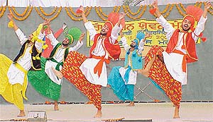 Students perform in bhangra competit