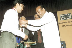 Union Power Minister Anant G. Geete giving away awards to NTPC engineers