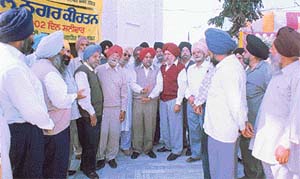 A gathering outside the gurdwara of Bhai Randhir Singh Nagar