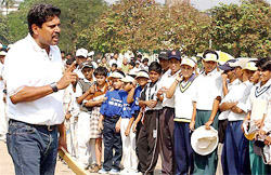 Veteran cricketer Kapil Dev gives tips on game