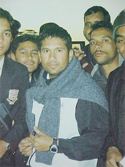 Batting maestro Sachin Tendulkar surrounded by his fans at Shimla