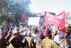 Activists of the CPM court arrest inside Mini Secretariat in Ludhiana 