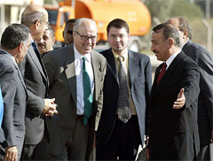 An Iraqi official welcomes Chief UN Weapons Inspector 