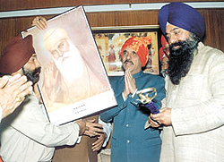 General secretary of the SAD (Badal) Kuldip Singh Bhogal presenting a siropa to Lok Sabha Speaker Manohar Joshi on Gurpurab.