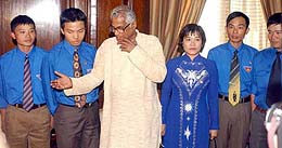 Defence Minister George Fernandes with Vietnam Youth Federation members