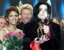 US pop star Michael Jackson, right, shows off his Golden Bambi Award