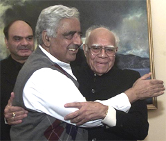 Jammu and Kashmir Chief Minister Mufti Mohammad Sayeed embraces Kashmir Committee chairman Ram Jethmalani