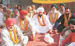 Members of the Ilaqua Zirakpur Bachao Committee on a chain fast in front of the Zirakpur Nagar Panchayat Office on Monday