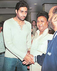Abhishek Bachchan, who arrived in the city for the shooting of J.P. Dutta�s LoC, was cornered by fans at hotel Mountview on Tuesday.