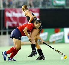 Korea's Lee Jin Hee struggles with Germany's Nadine Ernsting-Krienke