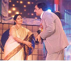 Mr Ashok Jelkhani, Director of Jalandhar Doordarshan Kendra, receives the "Best Doordarshan Kendra" award