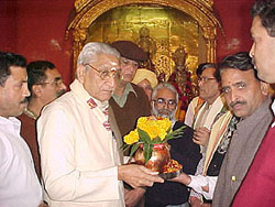 Working President of the Vishwa Hindu Parishad, Mr Ashok Singhal, offers prayers at Ragunath Temple