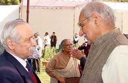 Dewan Gajendra Kumar (President, Dyal Singh College Trust Society) with Kuldip Nayar (MP) at the Dyal Singh Majithia Memorial Lecture organised by Dyal Singh College 