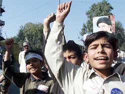 Pakistani Shi�ite Muslim children raise slogans condemning Israel and the USA during a rally in Islamabad 