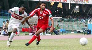 George Ekeh of Mohun Bagan and JCT�s captain Daljit Singh fight for the ball 