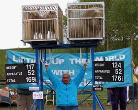 Sri Chinmoy lifts four New Zealand lambs