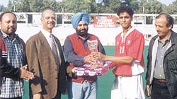 Senior India coach Rajinder Singh giving away the Man of the Match award to Hemant Gathe of SAI Centre 