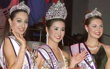 Newly crowned Miss Asia-Pacific Kim-So Yun from South Korea waves alongside first runner-up Ksenia Volkova from Russia and second runner-up Tina Chatwal from India 