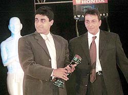 Sanjay Dutt giving away Hero Honda Indian Television Academy Award 2002 to Mohnish Bahl