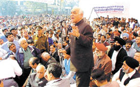 Delhi BJP president Madan Lal Khurana addressing a meeting of traders
