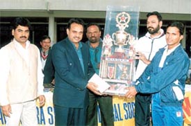 Former India player Yashpal Sharma presenting the M S Trophy 