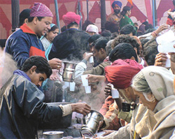 Devotees at a langar on the occasion of the martyrdom day of Guru Tegh Bahadur 