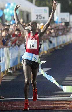 Joseph Riri of Kenya crosses the finish line in the Singapore Marathon 2002 