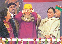 Mrs Vidya Stokes, President, HPCC, presents a traditional ‘Dhatu’ to Mrs Sonia Gandhi at a public rally