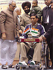 Vice-President Bhairon Singh Shekhawat after presenting an award to ANI cameraman