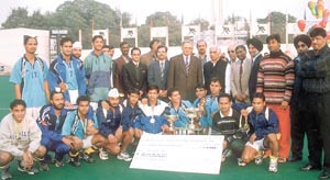 Delhi Lieutenant-Governor Vijai Kapoor with the winning team