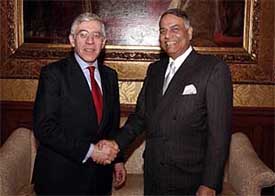 External Affairs Minister Yashwant Sinha shakes hand with British Foreign Secretary