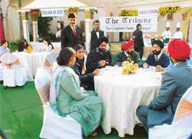 Visitors have a nice time at Food Expo-2002
