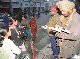 Cops challan women drivers without helmet in Ludhiana