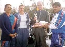 Mr Hans-Joachim Kinderlen, Minister, Embassy of the Federal Republic of Germany, receiving a memento from Mr Sushil Kumar Rajput, chairman of Noida College of Physical Education