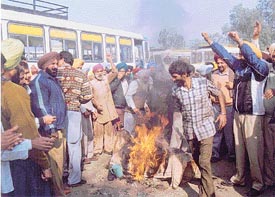 Roadways employees burn an effigy of the Transport Minister