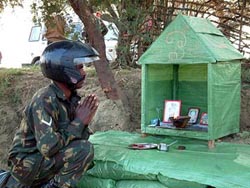 An Army jawan offers prayer before going to the dangerous demine operation 
